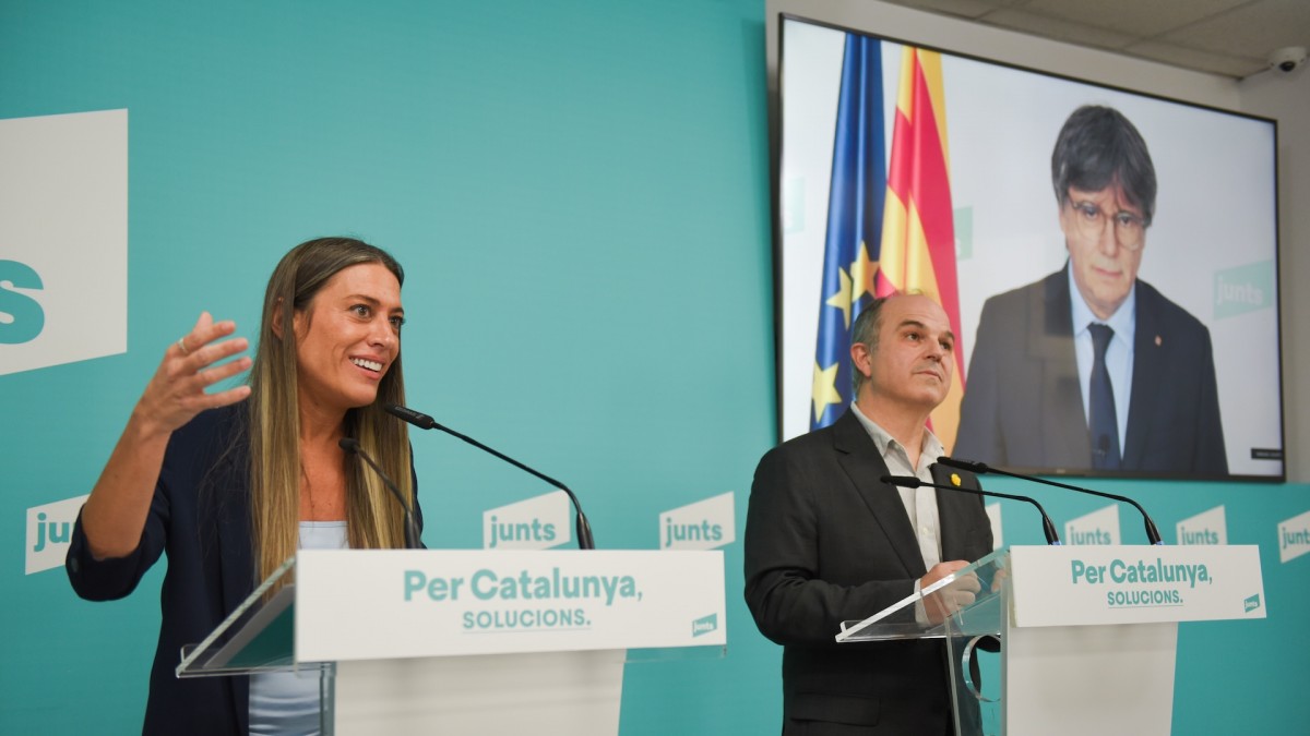 Miriam Nogueras, Carles Puigdemont y Jordi Turull explican el pacto de inmigración alcanzado por el PSOE en rueda de prensa.