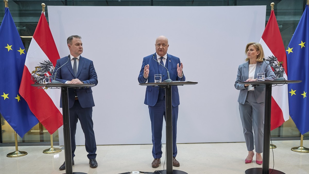 Los líderes del nuevo Gobierno austriaco: el canciller del Partido Popular Austríaco, Christian Stocker (centro); el presidente del Partido Socialdemócrata, Andreas Babler (izquierda); y la líder del partido NEOS, Beate Meinl-Reisinger (derecha).