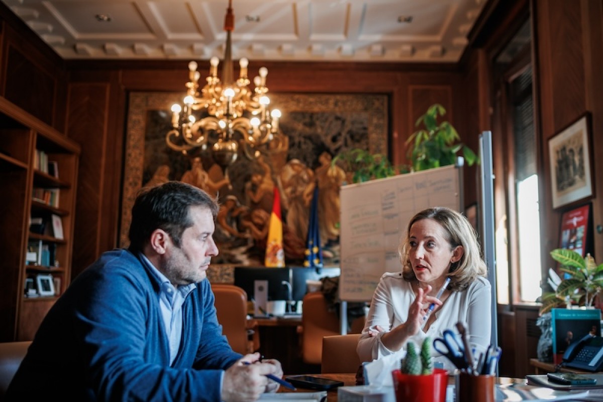 Eloísa Del Pino conversa con Marc López Plana, director de 'Agenda Pública' en la sede del CSIC. 