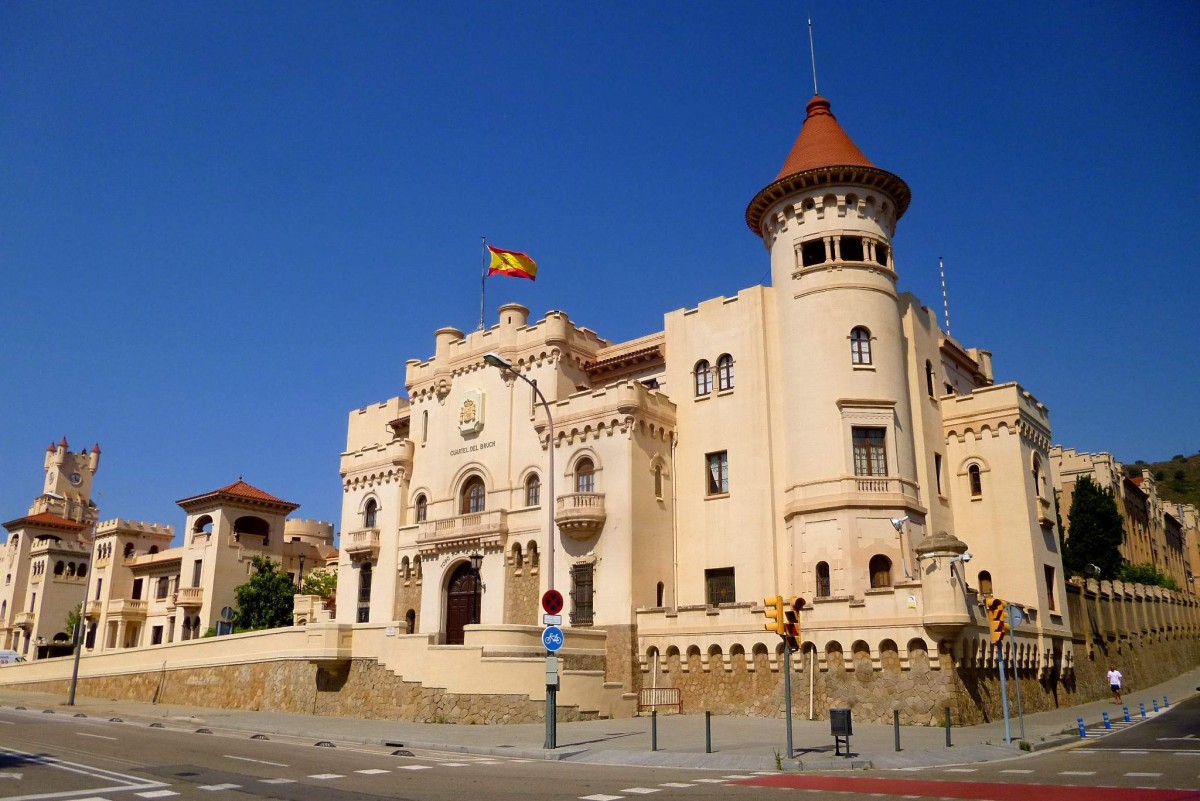 Cuartel del Regimiento de Infantería Barcelona 63 , en lo alto de la Avinguda Diagonal.