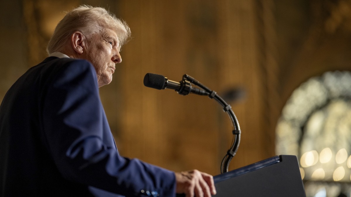 El presidente Trump responde a preguntas en Mar-a-Lago tras la firma de diversas órdenes ejecutivas.