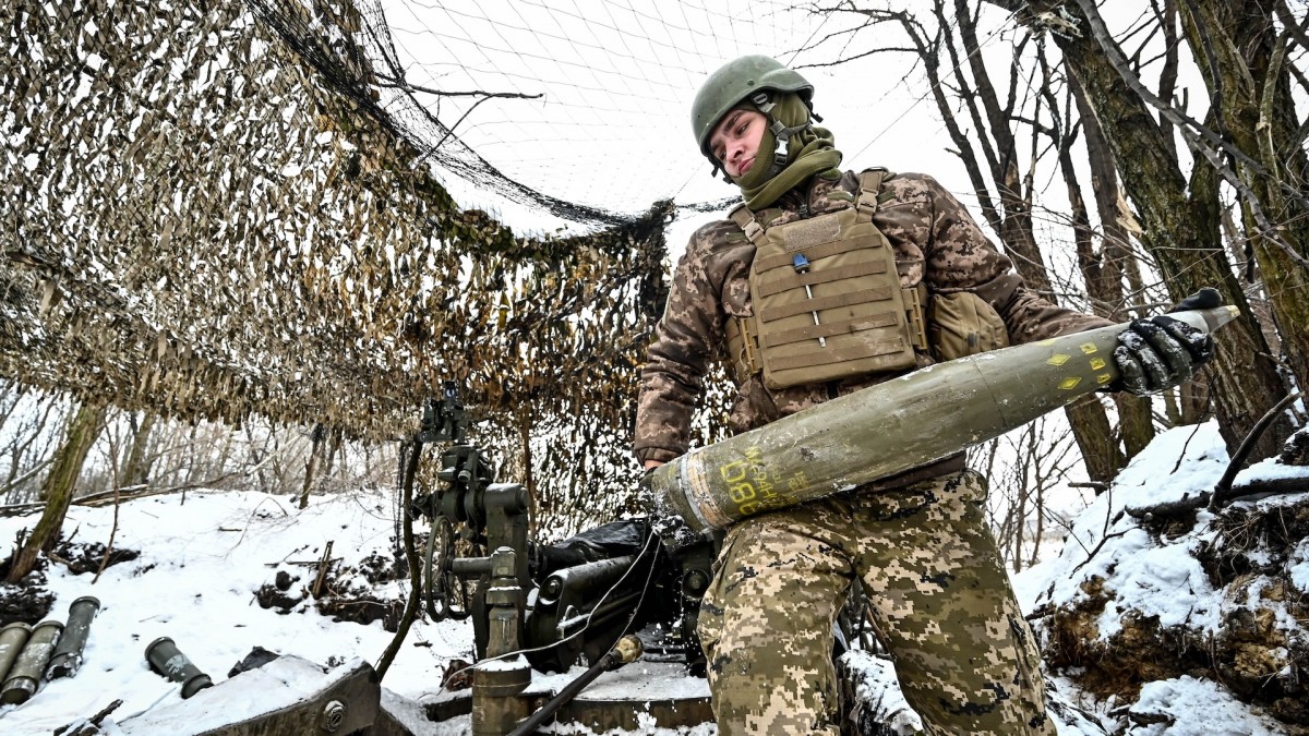 Un artillero ucraniano junto a un obús M777 estadounidense en la dirección de Zaporiyia, sureste de Ucrania.
