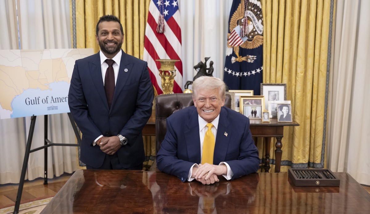 Donald Trump posa junto a Kash Patel, su director del FBI, en el despacho Oval.