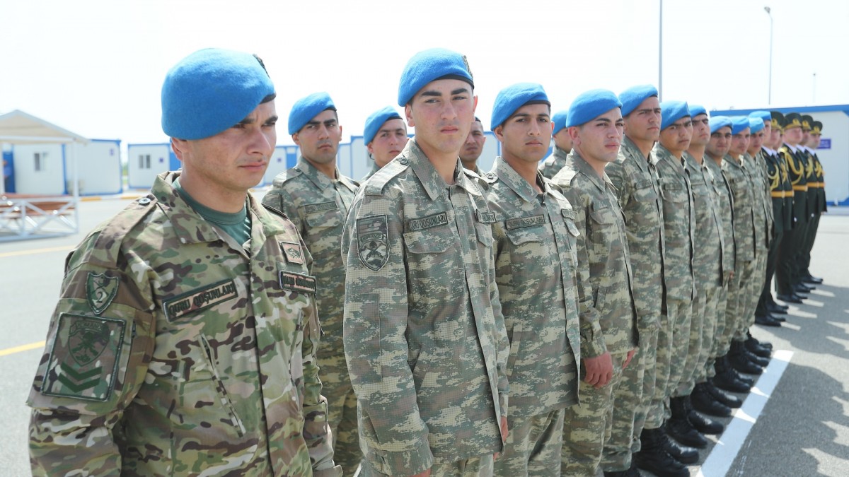 Miembros del servicio de Azerbaiyán asisten a una ceremonia que marca el cierre del Centro de Monitoreo Conjunto Turco-Ruso, como parte de la retirada de las tropas de mantenimiento de la paz de la región de Karabaj.