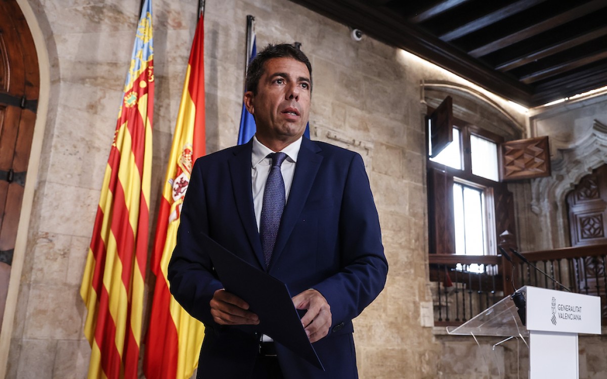 El president de la Generalitat, Carlos Mazón, comparece ante los medios de prensa.