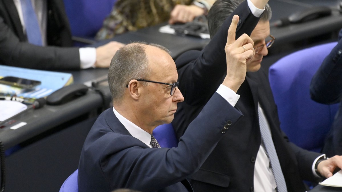 Friedrich Merz durante el debate sobre el cambio constitucional que permitiría modificar el freno de la deuda alemán.