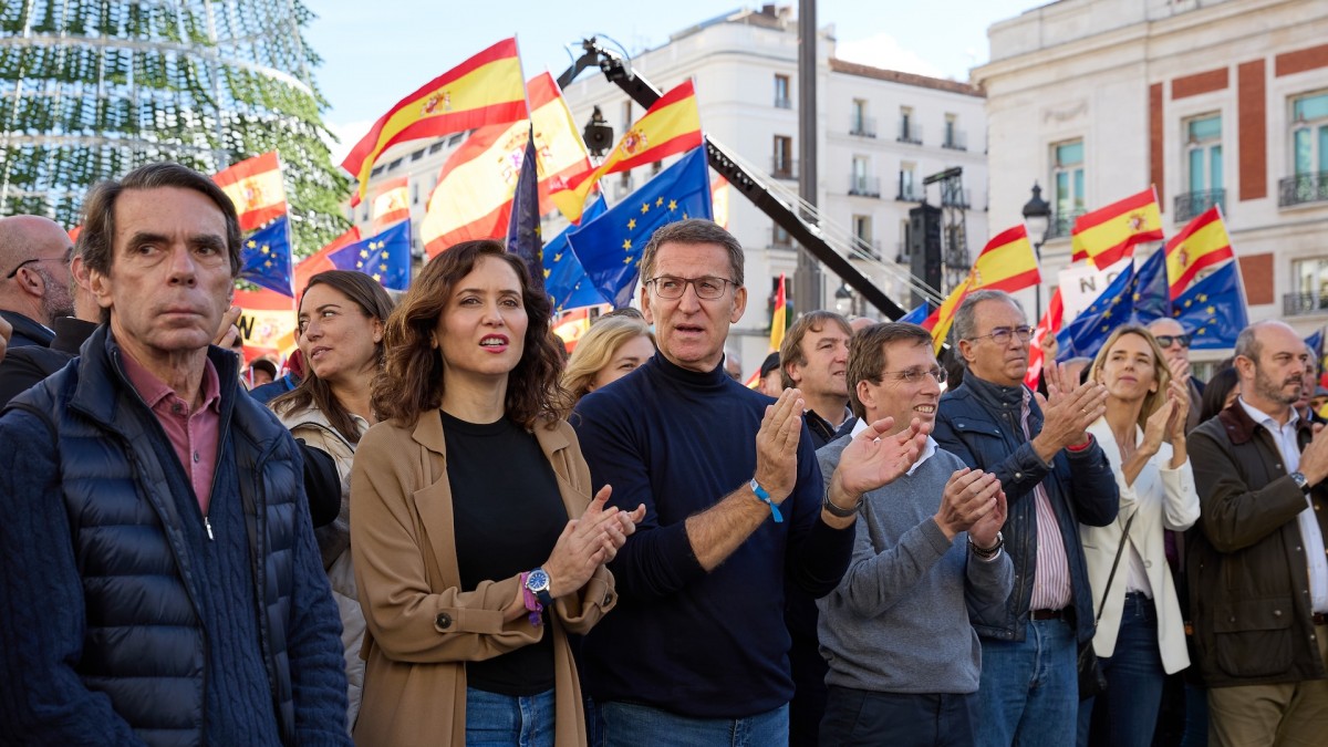 Líderes del PP, con Aznar y Ayuso al frente, durante la manifestación contra la amnistía en la Puerta del Sol.