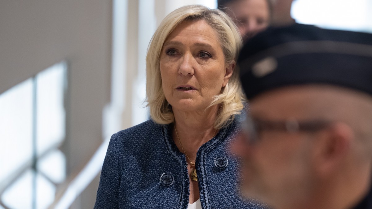 Marine Le Pen a su llegada al tribunal, donde finalmente sería condenada a cinco años de inhabilitación por malversación de fondos.