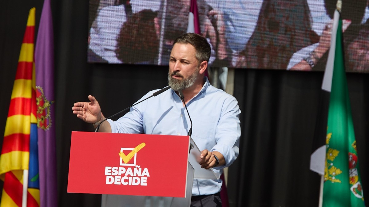 Santiago Abascal durante un acto con el eslogan 'España decide', representativo de la defensa de la democracia referendaria por parte del nacionalpopulismo.