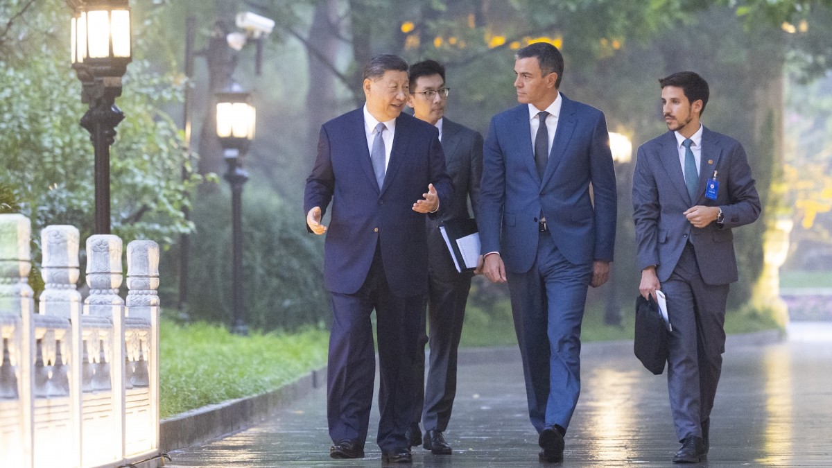 Pedro Sánchez pasea junto a Xi Jinping en su previa visita a Pekín, en septiembre de 2024. | Huang Jingwen / Xinhua News / ContactoPhoto