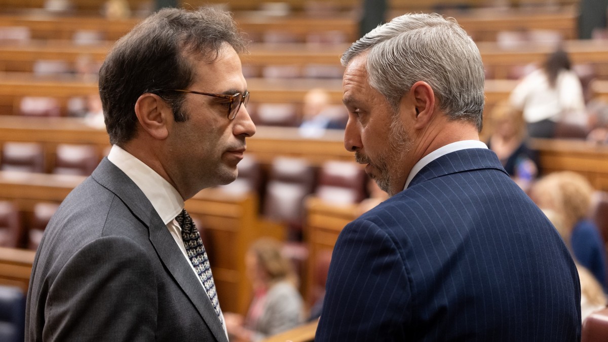 Carlos Cuerpo y Juan Bravo conversan durante una sesión del Congreso.