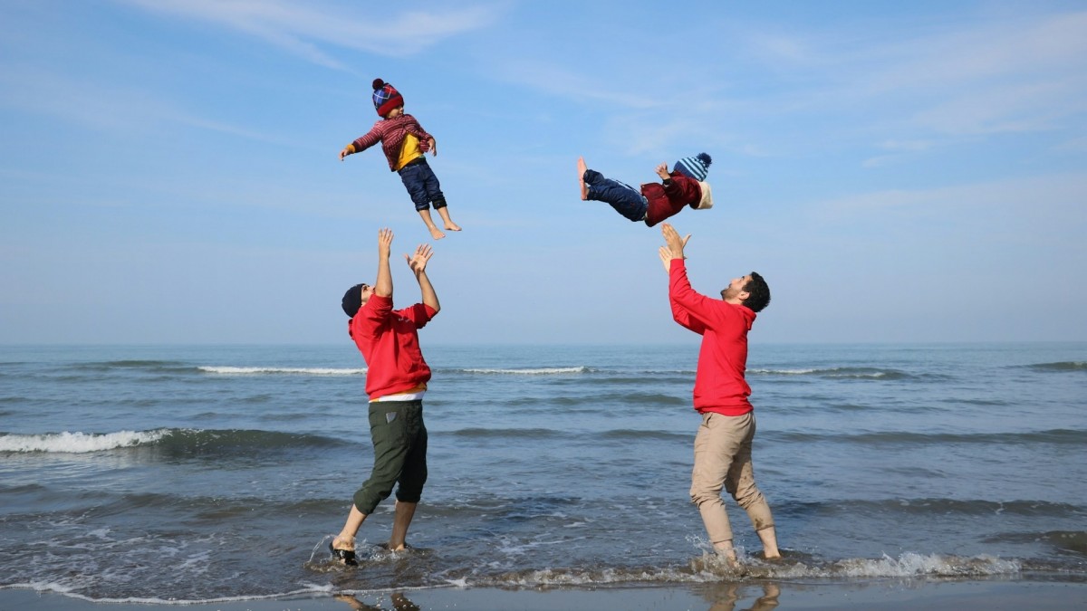 El uso del permiso de paternidad en España ha crecido, pero el acceso sigue marcado por la desigualdad laboral.