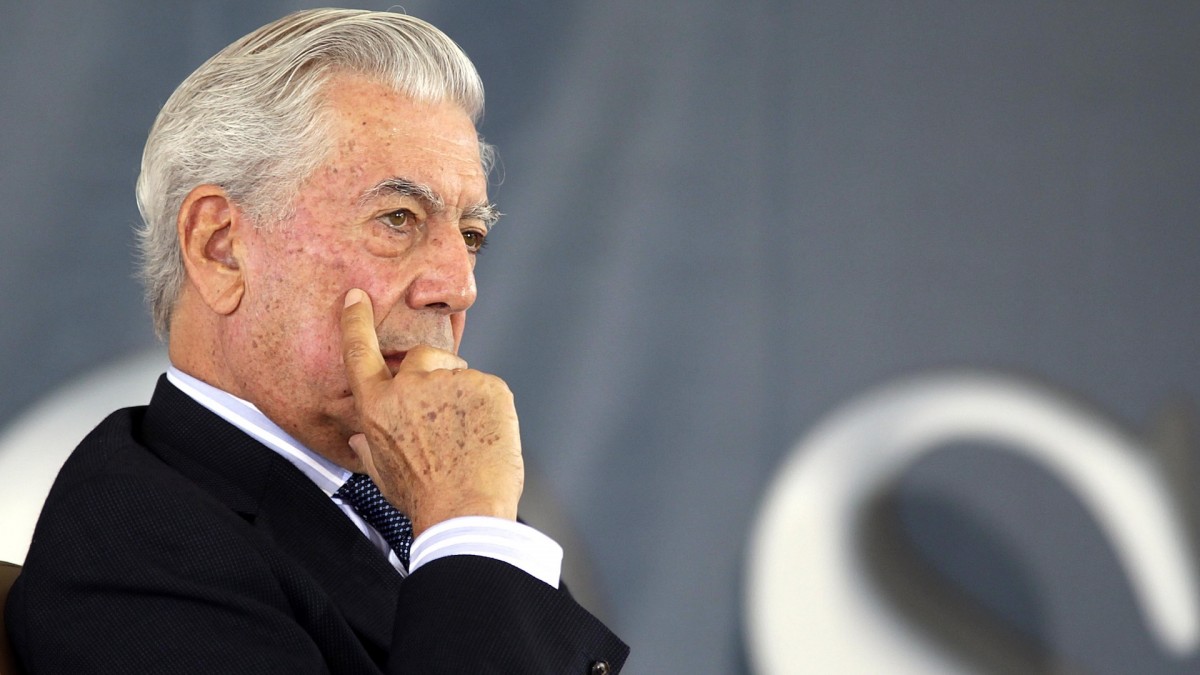 Vargas Llosa recibió los más altos reconocimientos a su carrera literaria, incluyendo el Premio Novel y el Premio Cervantes.