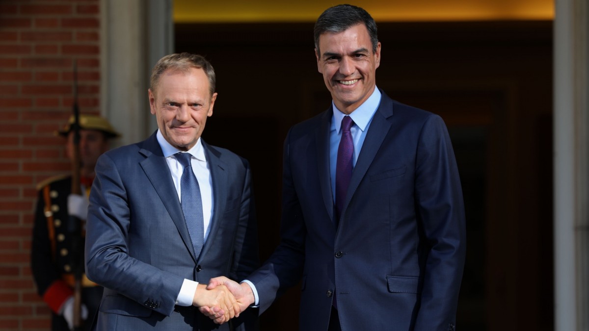 Pedro Sánchez recibe a Donald Tusk en el Palacio de la Moncloa.