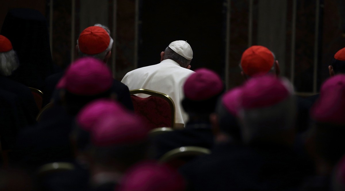 El Papa Francisco, flanqueado por cardenales y obispos, durante el encuentro 'La protección de los menores en la Iglesia' en 2019.