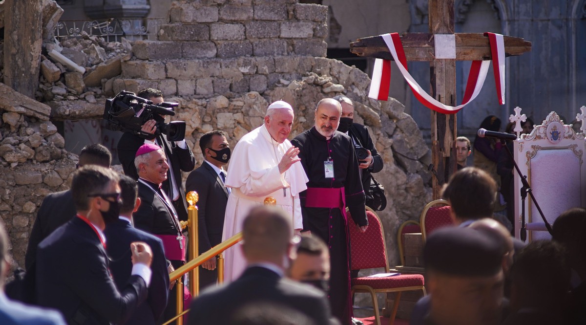 El Papa durante la oración por las víctimas de la guerra de Irak en la plaza de las Cuatro Iglesias de Mosul, en su viaje apostólico de 2018.