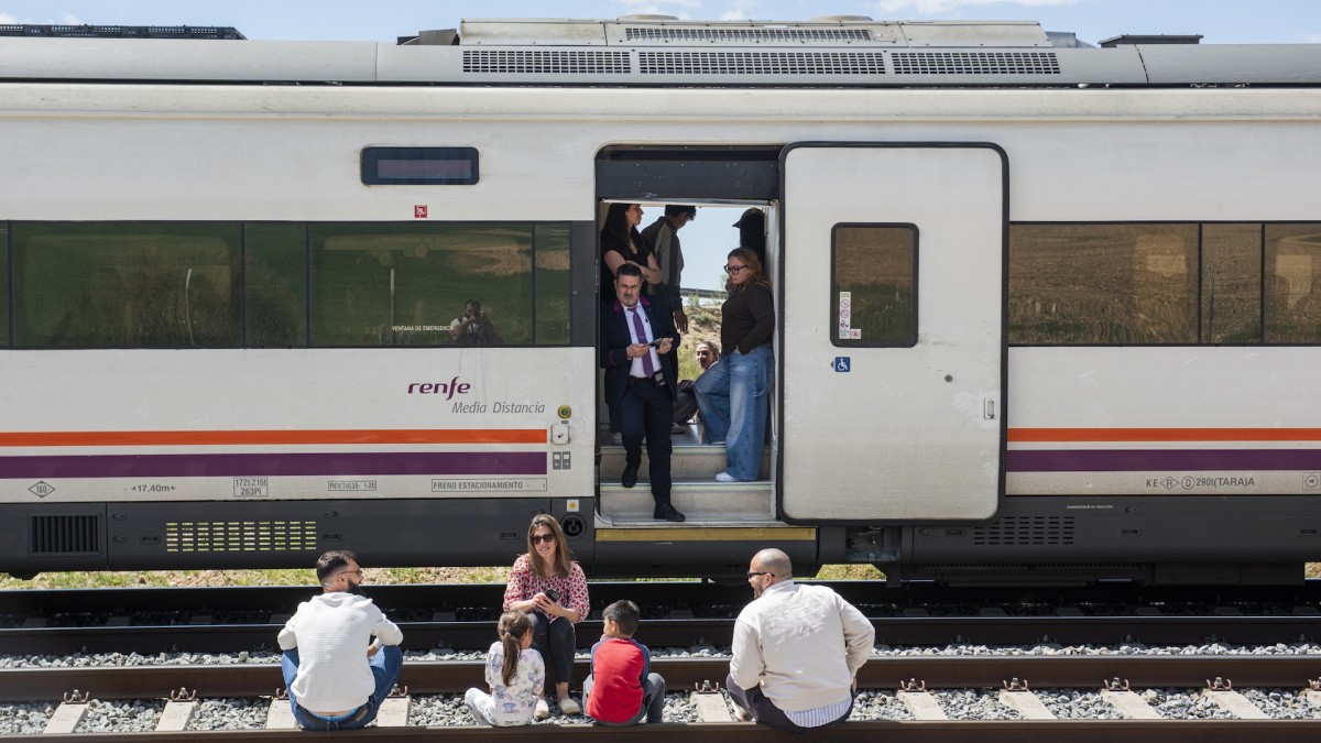 Un tren estacionado en mitad de la vía debido al apagón, a 28 de abril de 2025, en Albacete, Castilla-La Mancha (España).