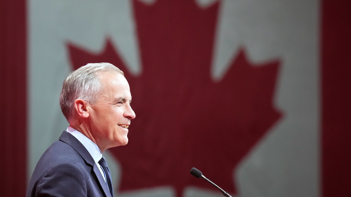 El primer ministro canadiense, Mark Carney, habla durante la noche electoral.