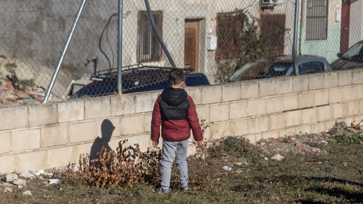 Un niño en el sector V de la Cañada Real, a 11 de enero de 2025, en Madrid (España).