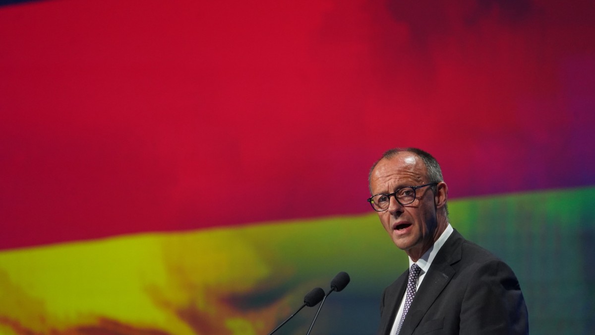 El nuevo canciller alemán Friedrich Merz pronuncia un discurso durante el congreso del Partido Popular Europeo en Valencia.