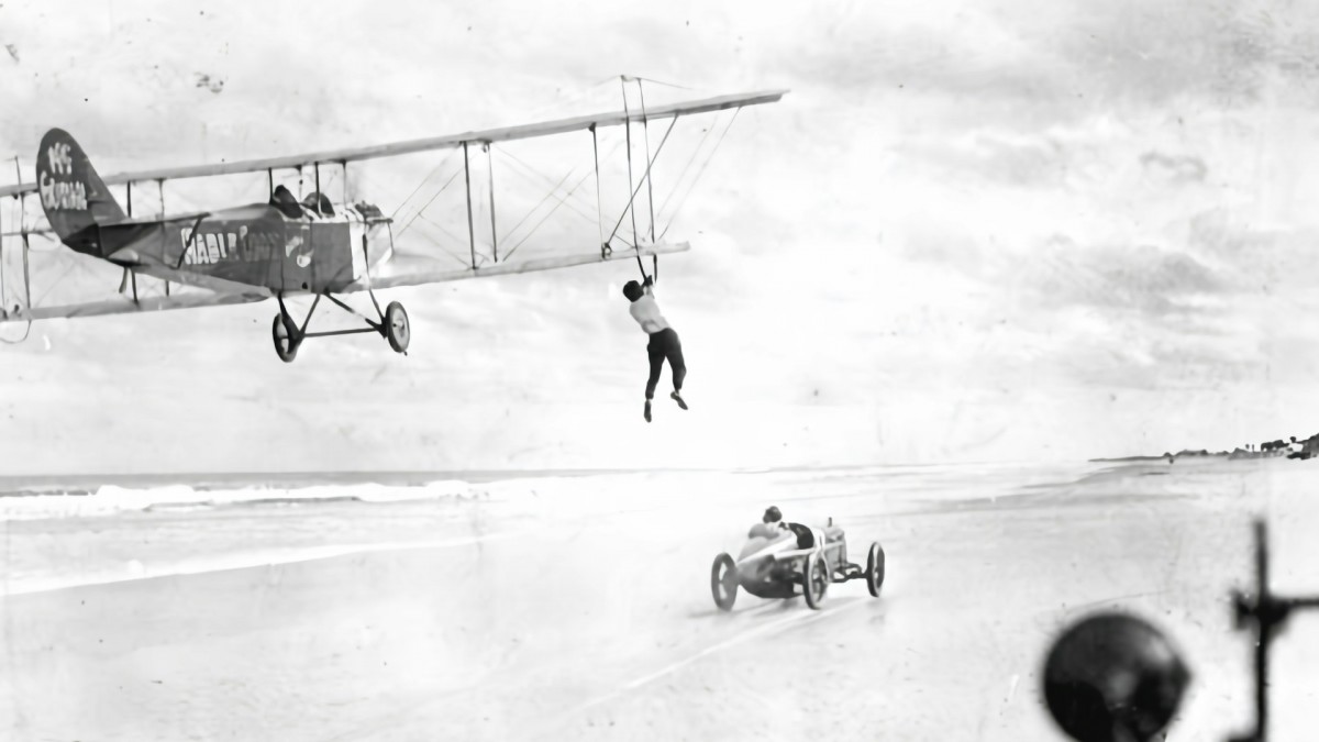 Una foto de archivo muestra una acrobacia durante los años veinte.