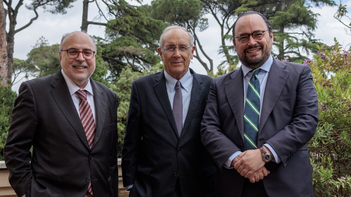 Agenda Pública reunió en Roma a Ignacio Peyró, Massimo Franco y Enric Juliana en unos días que marcarán el futuro de la Iglesia católica.