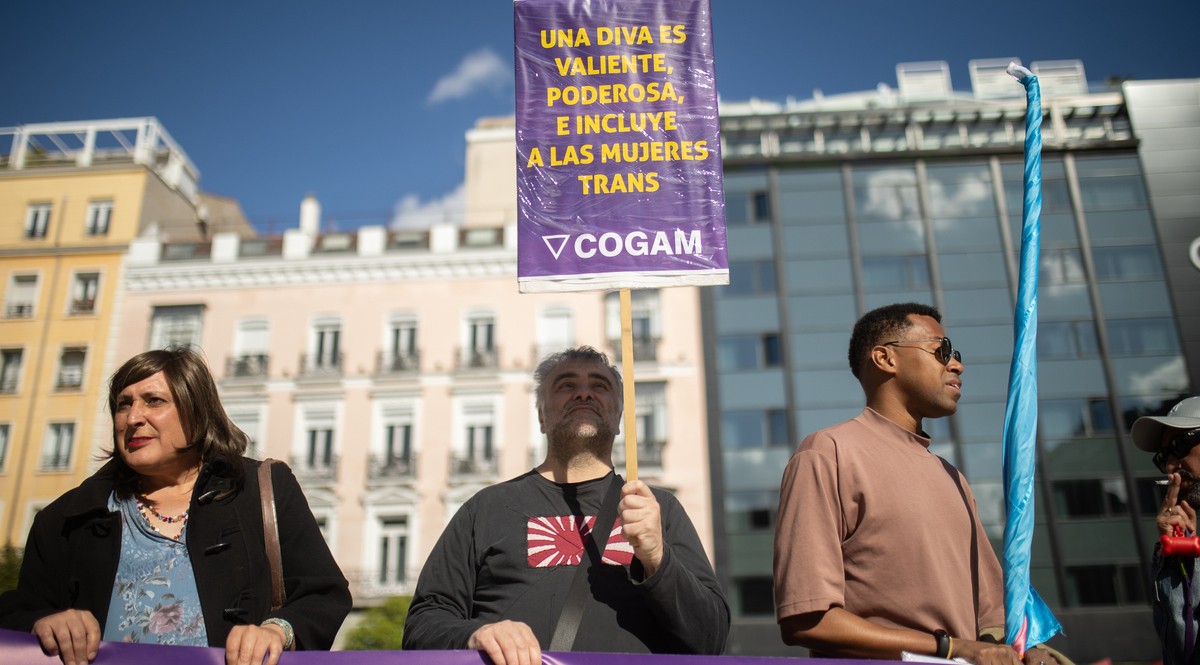 Varias personas durante una manifestación por la ley trans el pasado 10 de mayo en Madrid.