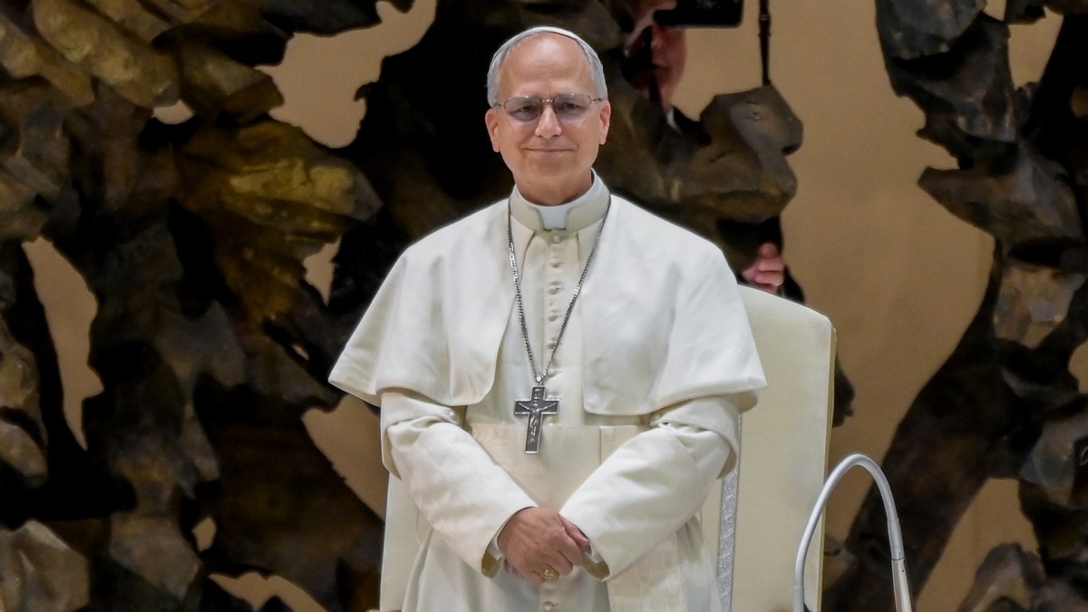 El Papa León XIV aparece con una cruz plateada en un encuentro con la prensa el pasado 12 de mayo.