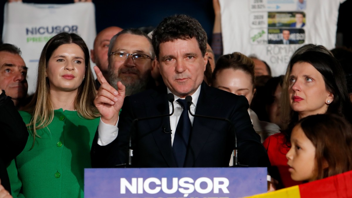 Nicusor Dan, alcalde de Bucarest y candidato independiente, habla tras el primer sondeo a pie de urna de la segunda vuelta de las presidenciales rumanas en Bucarest.