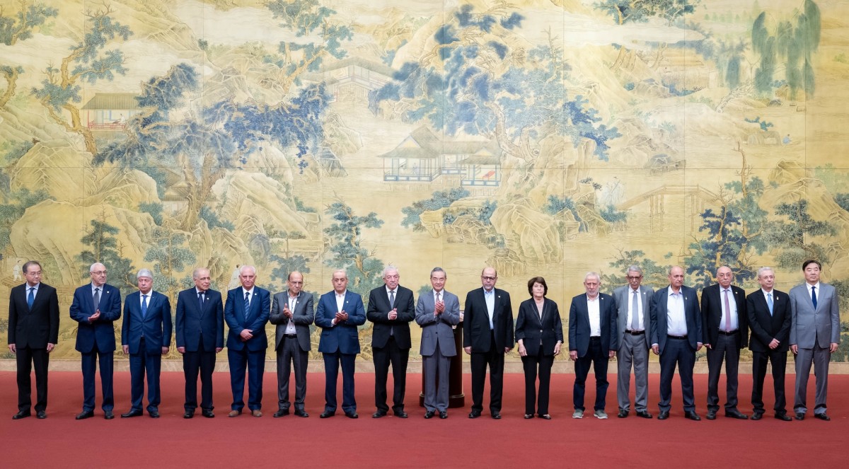 Representantes de catorce facciones palestinas asisten a la ceremonia de clausura de un diálogo de reconciliación en Pekín el 23 de julio de 2024, donde firmaron la Declaración de Pekín para promover la unidad palestina, bajo los esfuerzos de mediación de China.