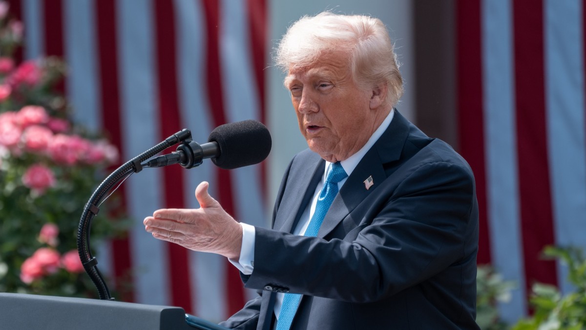 Donald Trump comparece tras su conversación telefónica con Vladimir Putin para anunciar el comienzo 'inmediato' de conversaciones de paz en Ucrania. | Andrew Leyden / Zuma Press / ContactoPhoto