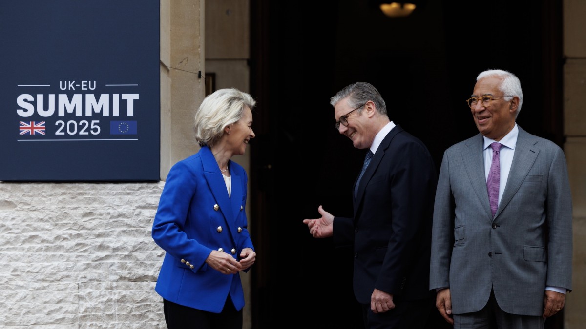 Ursula von der Leyen, presidenta de la Comisión Europea, Keir Starmer, primer ministro británico y António Costa, presidente del Consejo, antes de la reunión de alto nivel.