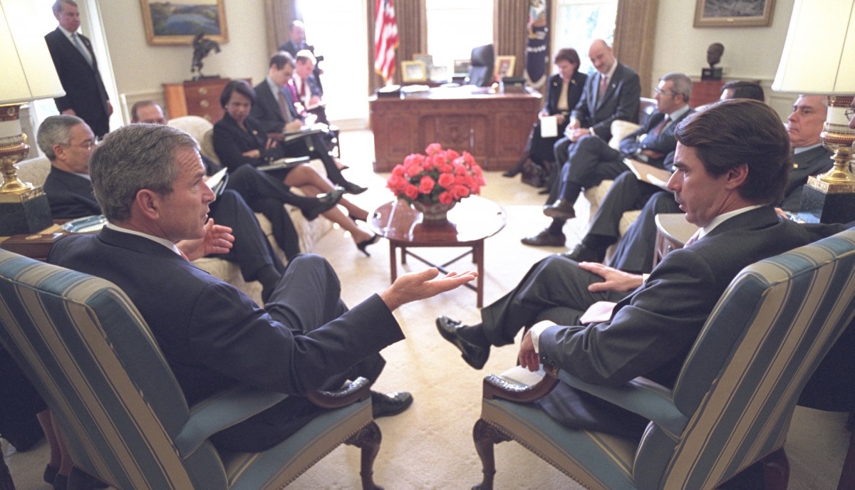 George W. Bush y José María Aznar se reunen en el Despacho Oval en noviembre de 2001.