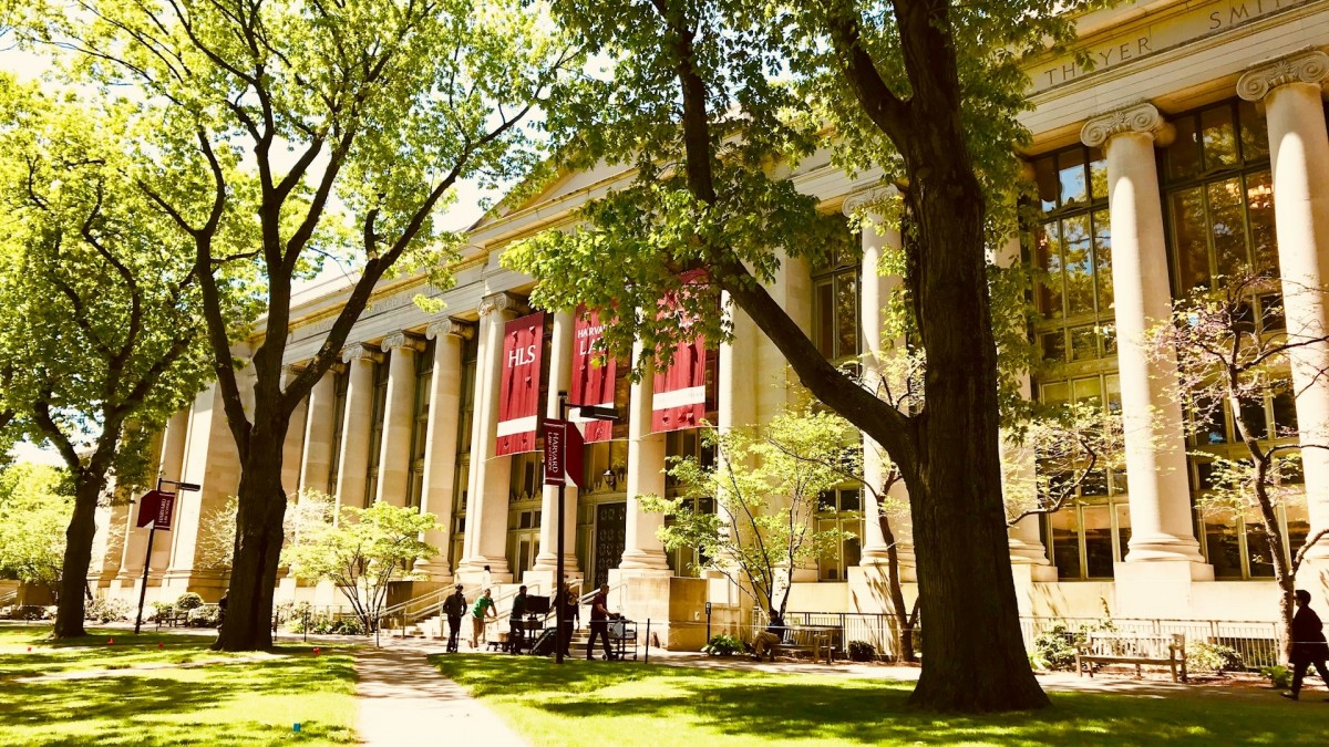 La fundación de la Universidad de Harvard en 1636 precede a la independencia de EE. UU.