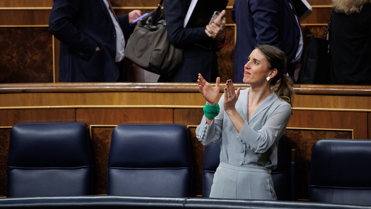 Irene Montero, aplaude tras la aprobación de la ley trans en el Congreso.