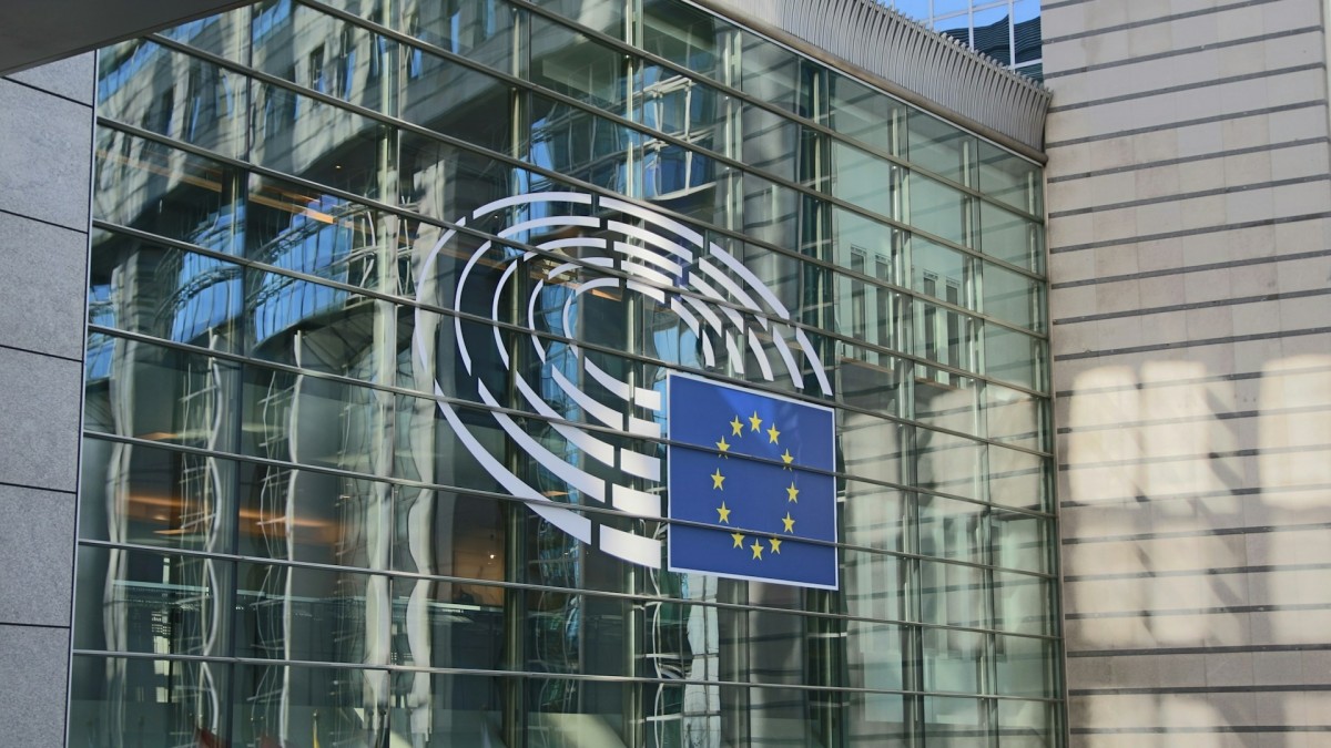 Las investigadoras compararon distintos casos para entender cómo influye los factores políticos del país y del partido en la transparencia de los eurodiputados.