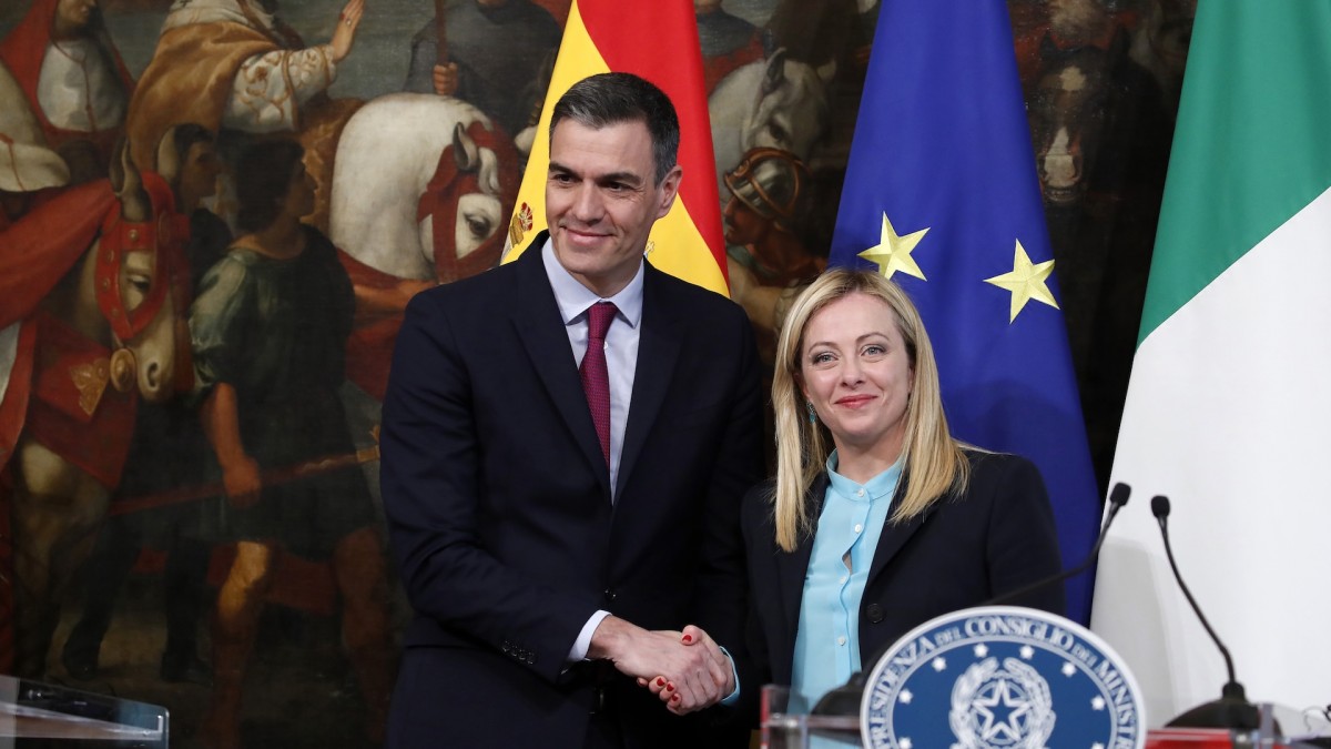 Pedro Sánchez se reúne con Georgia Meloni en 2023.