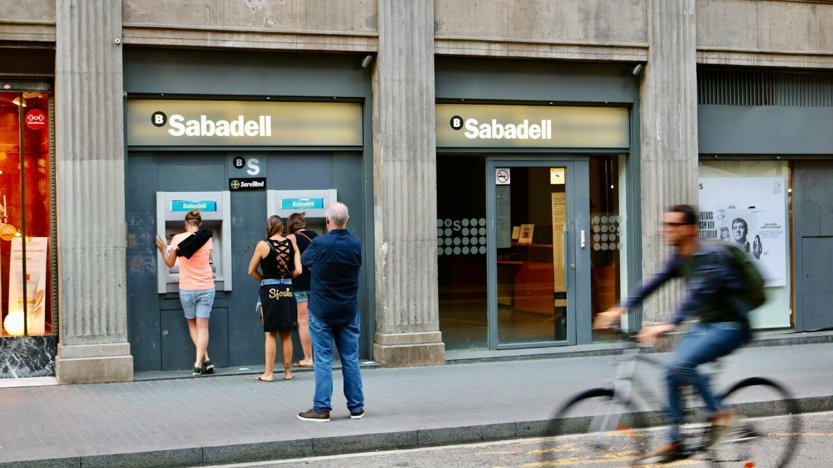 Para De Miguel, ni España ni Europa se verían beneficiadas de salir adelante la OPA de BBVA al Banc Sabadell.