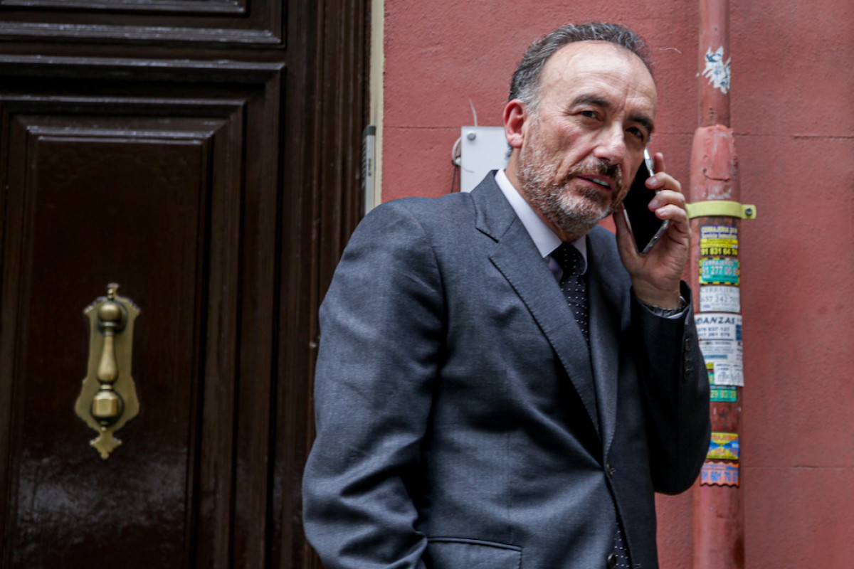 El juez del Tribunal Supremo, Manuel Marchena habla por teléfono en una calle de Madrid.