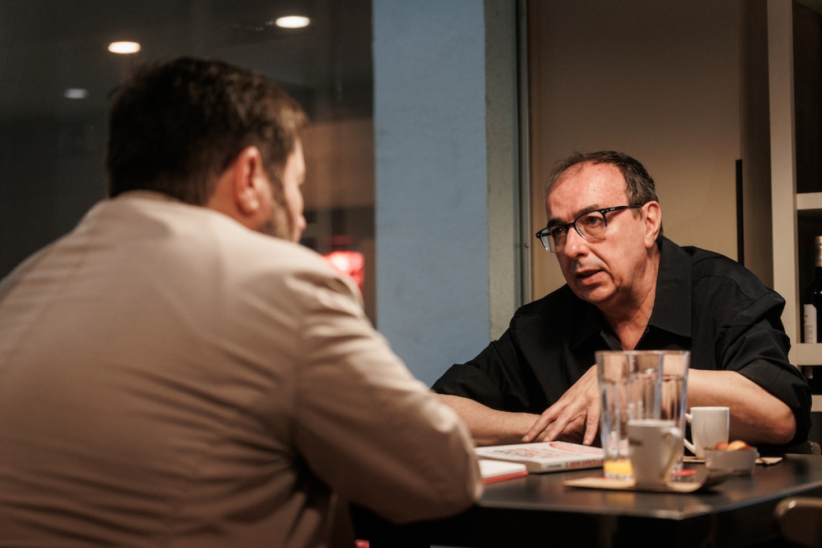 Esteban Hernández conversando con Marc López, editor y director de Agenda Pública.
