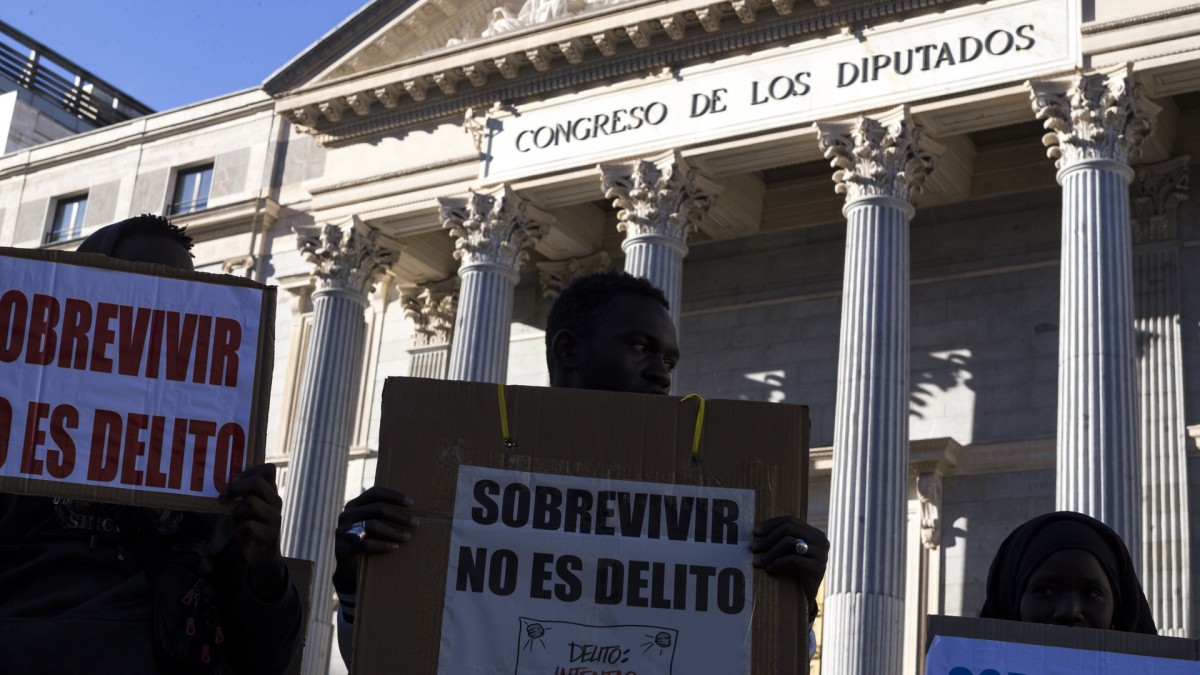 Concentración frente al Congreso a favor de la iniciativa legislativa popular.