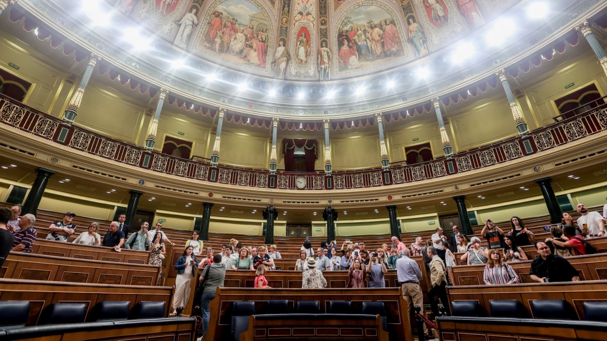 Ciudadanos visitan el interior del Congreso durante las jornadas de puertas abiertas que conmemoran las primeras elecciones democráticas. | Ricardo Rubio / Europa Press / ContactoPhoto