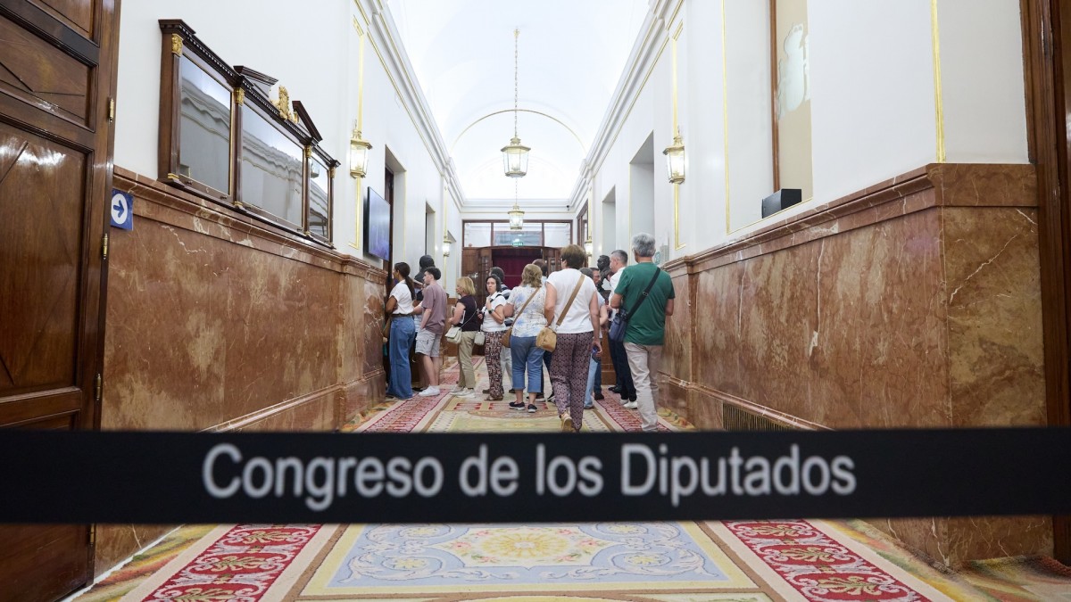 Un grupo de visitantes hacen fotografías, durante la Jornada de puertas abiertas en el Congreso de los Diputados, a 13 de junio de 2025. | Jesús Hellín / Europa Press / ContactoPhoto