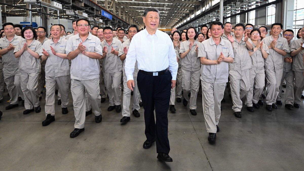 El presidente chino, Xi Jinping, también secretario general del Comité Central del Partido Comunista y presidente de la Comisión Militar Central, visita una empresa en la ciudad de Luoyang (provincia de Henan).