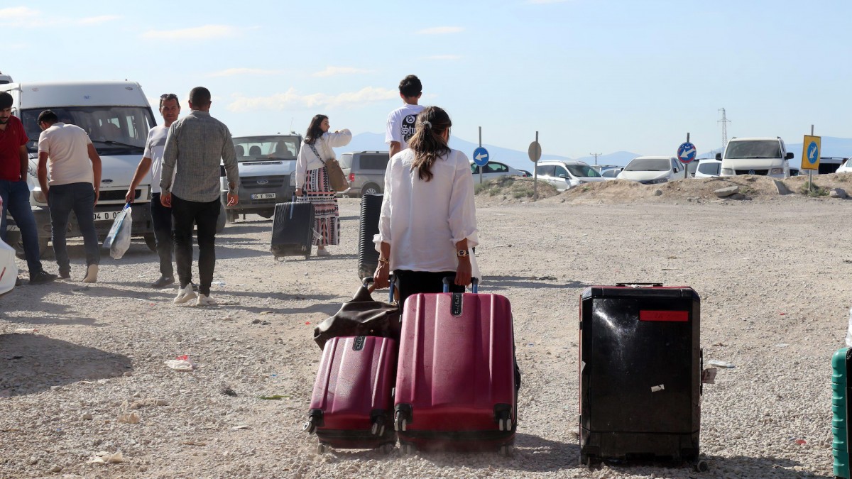 Un grupo de iraníes tratan de cruzar la frontera con Turquía por el paso de Gurbulak, el pasado 18 de junio.