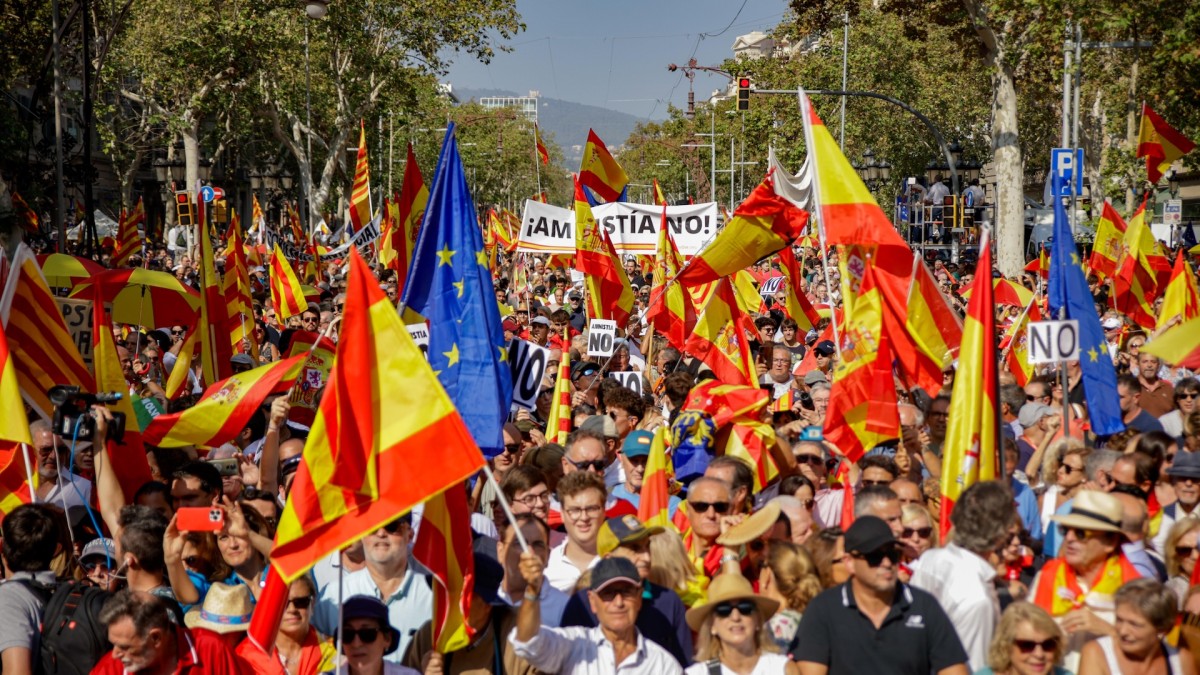 Una manifestación en contra de la ley de amnistía recorre Barcelona, en 2023.