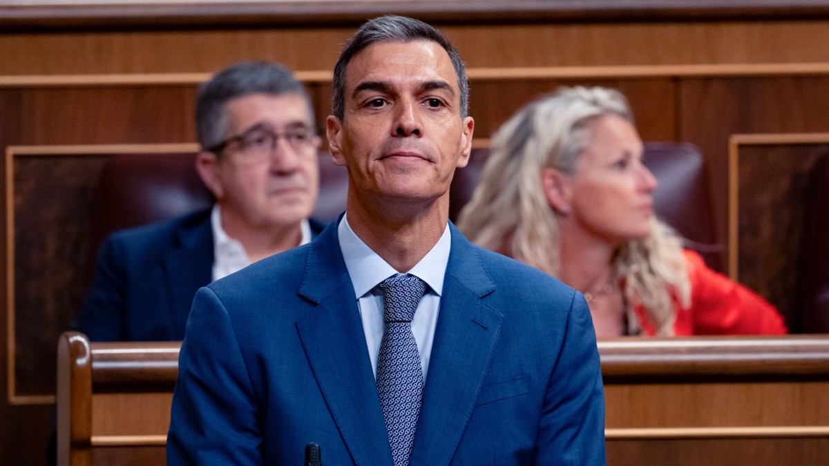 Pedro Sánchez durante la primera sesión de control al Gobierno tras el estallido de la crisis Cerdán, el pasado 18 de junio.