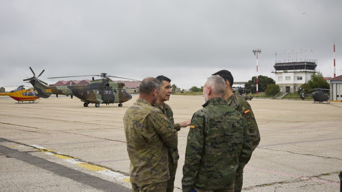 Varios efectivos del Ejército del Aire conversan durante unas demostraciones, el pasado mayo.