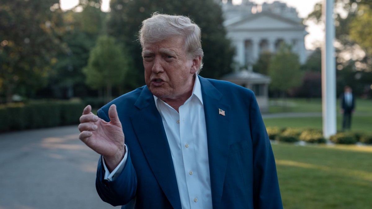 Donald Trump habla con la prensa en la mañana del 24 de junio.