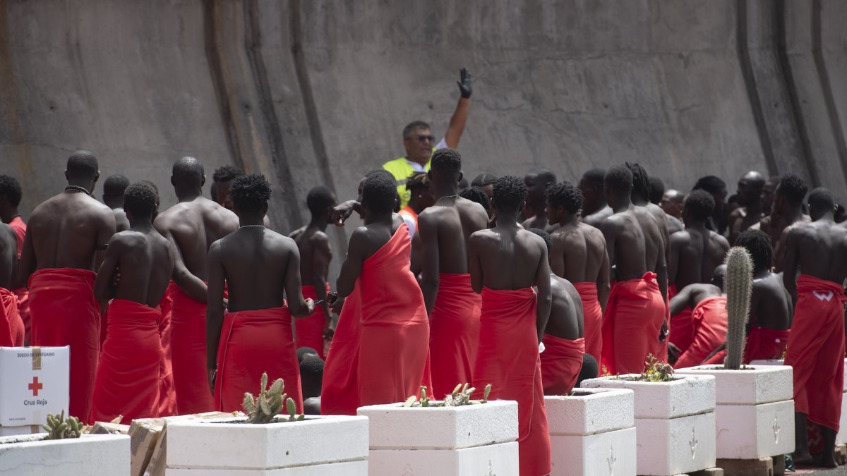 Migrantes procedentes de un nuevo cayuco desembarcan en el puerto de La Restinga, a 26 de agosto de 2024, en El Hierro.